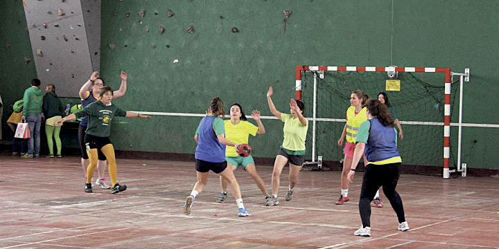Etudiantes jouant au handball